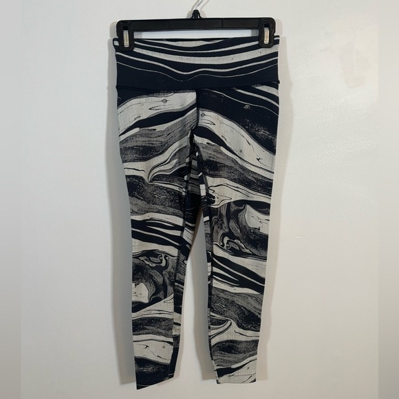 lululemon athletica Pants - Lululemon Run Inspire Crop II Leggings Black White Marble Print Size 4
